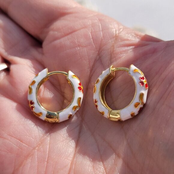 Floral Design Huggie Hoop Enamel Earrings Red White One Size - Picture 1 of 7
